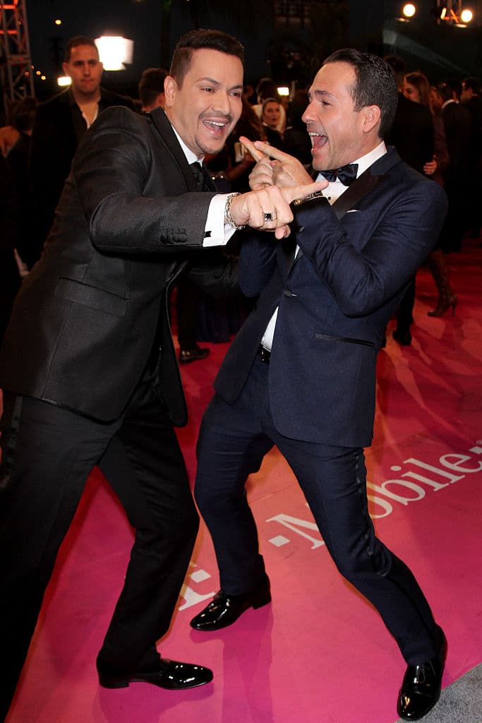 No sabemos si Victor Manuelle está bromeando con las cámaras o con Carlos Calderón durante la gala 2015 de Premio Lo Nuestro. ¡Que vivan las fotos casuales!