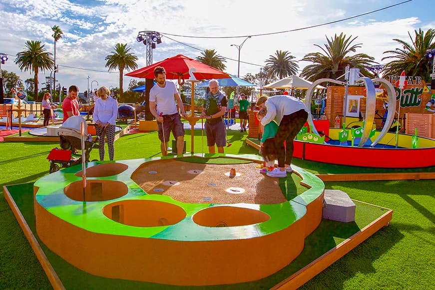 Tanto niños como adultos pueden ser participes de las actividades. 
<br>
<br>La información que Pixar Putt indica que 
<i>Pixar Putt After Dark </i>son horarios de salida reservados solo para adultos mayores de 18 años de jueves a sábado por la noche desde las 7 p. m. hasta el cierre.