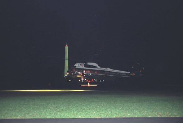 La nave Marine Two recoge a los Cheney. (Imagen del Archivo Nacional de EEUU).