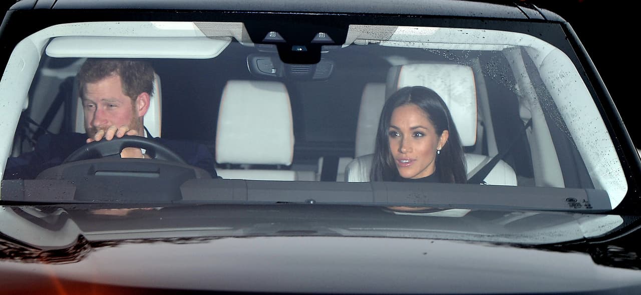 En diciembre de 2017, Meghan Markle se unió al tradicional almuerzo prenavideño de la familia real en el Palacio de Buckingham, en Londres, Inglaterra, a donde también acudieron los duques de Cambridge Kate y William, así como el Príncipe Carlos y Camila Parker.