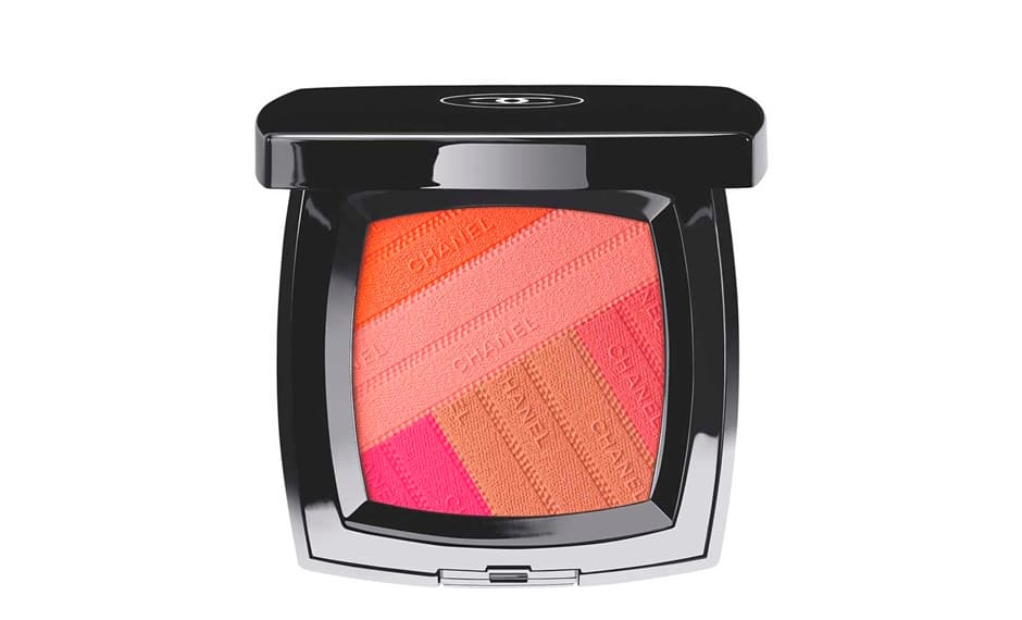 9. En la foto se ve que la maquillista aplicó el blush 
<a href="http://www.chanel.com/en_US/fragrance-beauty/makeup-blush-sunkiss-ribbon-140266">Sunkiss Ribbon</a> de Chanel. Con ayuda de este producto le dio un toque ligero de color a la piel.
<br>