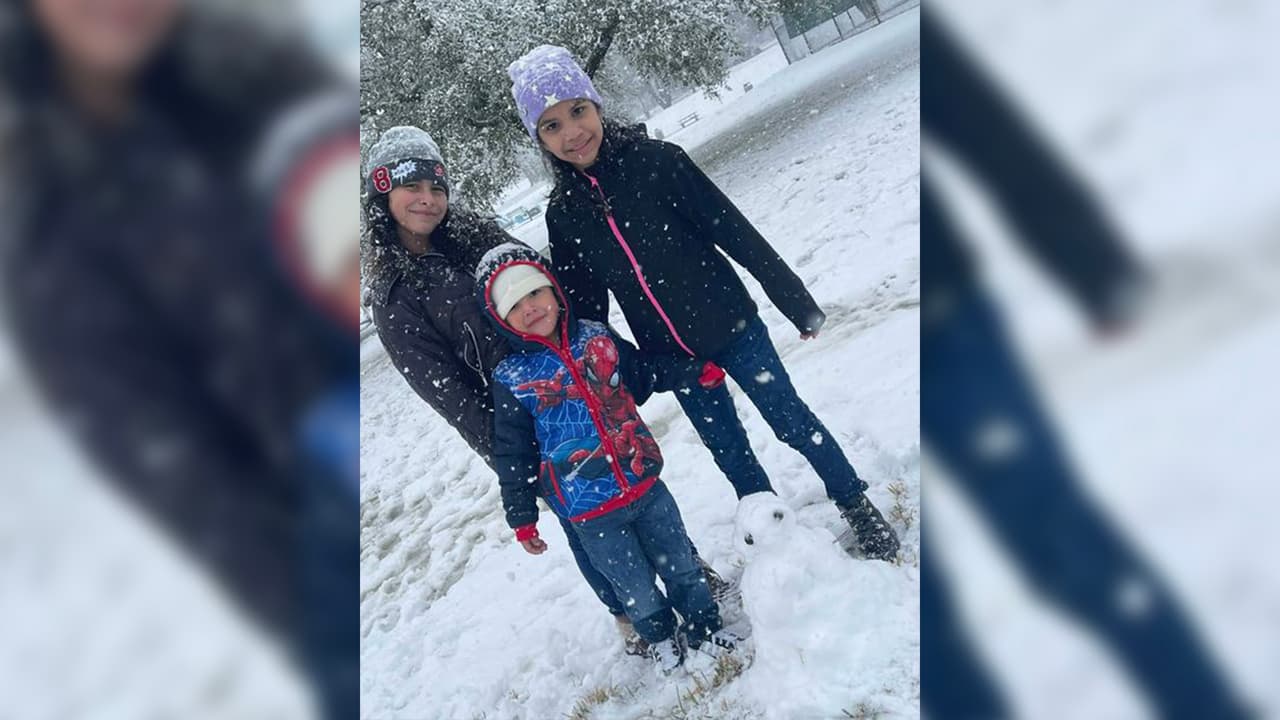 Vita Reyes nos envió esta foto que se tomó junto con su familia en Bryan, Texas donde también les cayó la nevada.