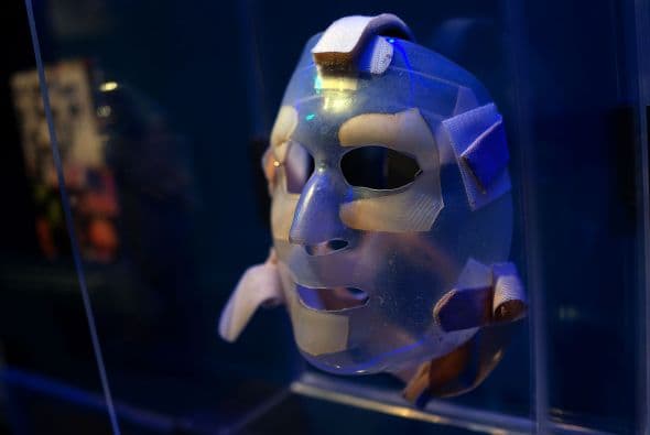 Una máscara usada por una de las víctimas que sufrió quemaduras tras los ataques.