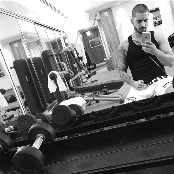 El siguiente es Maluma, quien también lleva una firme rutina de ejercicios para mantener su cuerpo así.