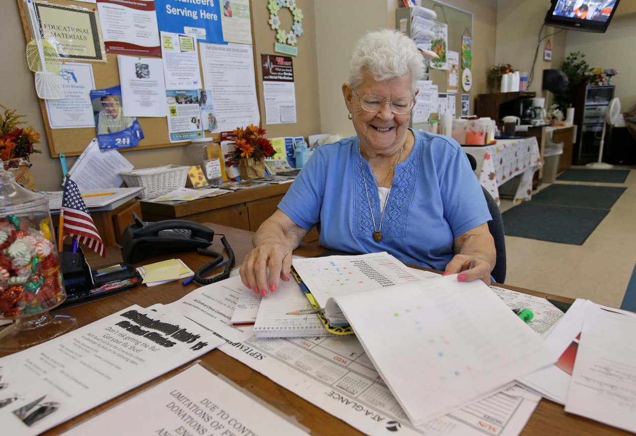 Muchas veces el acoso entre adultos mayores es un síntoma externo de
<a href="https://www.univision.com/noticias/salud-y-tercera-edad/sientes-debilidad-y-cansancio-todo-el-tiempo-la-culpa-no-es-del-envejecimiento">un problema emocional más grande</a> y
<b>puede necesitar de la participación del centro, familiares y residentes para resolverlo</b>.