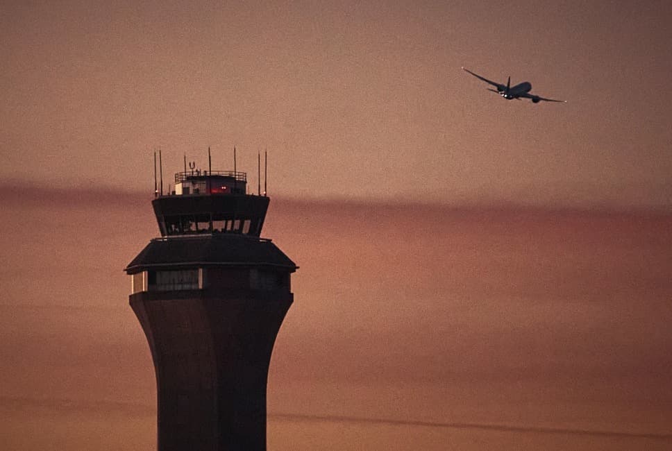  Un avión de Alaska Airlines con 171 pasajeros estuvo a punto de colisionar con una aeronave de FedEx en NY; investigan incidente aéreo 