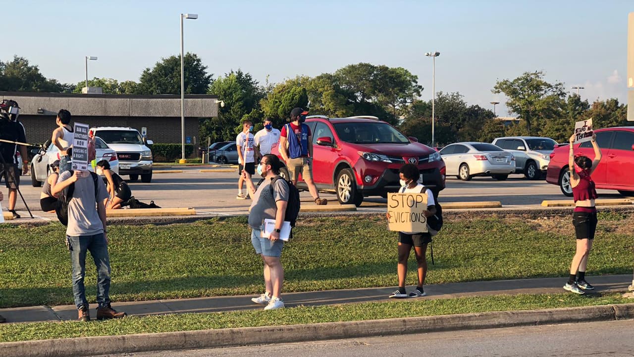 “Sabemos que hay miles de personas que van a perder sus casas este mes y no nos vamos a quedar callados”, dijo Antonella Henao, una de las manifestantes.