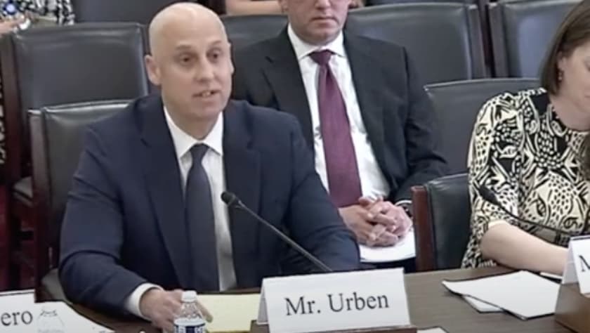 Captura de pantalla de la comparecencia de Christopher Urben, ex agente de la DEA, ante el Comité de Vigilancia y Rendición de Cuentas de la Cámara Baja del Congreso el 26 de abril de 2023.