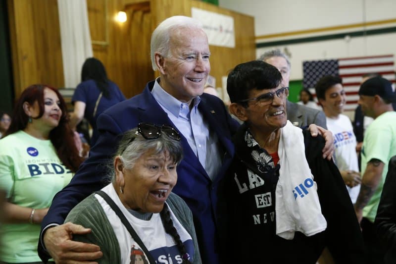 El candidato presidencial demócrata, el ex vicepresidente Joe Biden, posa para una foto con los asistentes después de hablar en un evento de campaña en Las Vegas, el 15 de febrero de 2020.