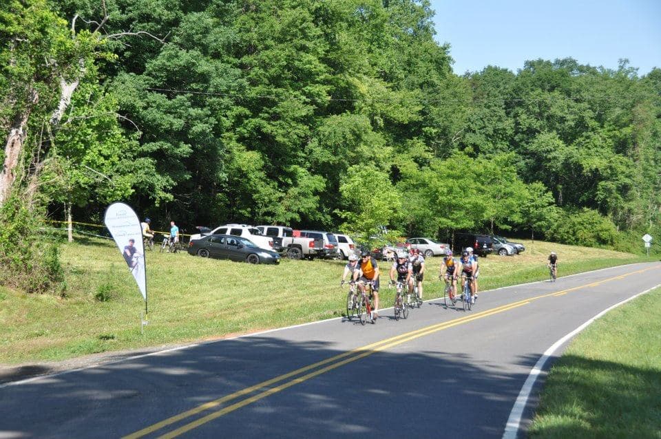 <b>Hanging Rock</b>. Las carreteras cerca del Parque Estatal Hanging Rock representan un paseo algo desafiante pero gratificante. Al comenzar hacia el sur hacia Danbury, la carretera comienza a subir y girar a lo largo de la ladera de la colina, ofreciendo vistas de casas de troncos rústicos y antiguos graneros de tabaco. El tráfico es mínimo, pero hay que tener cuidado con las curvas cerradas. La gran recompensa de esta ruta llega en Sizemore Road y se tiene una gran vista de Hanging Rock a la derecha. Entenderás cómo obtuvo su nombre cuando vislumbres las masas de roca que parecen estar colgando de la ladera de la montaña.