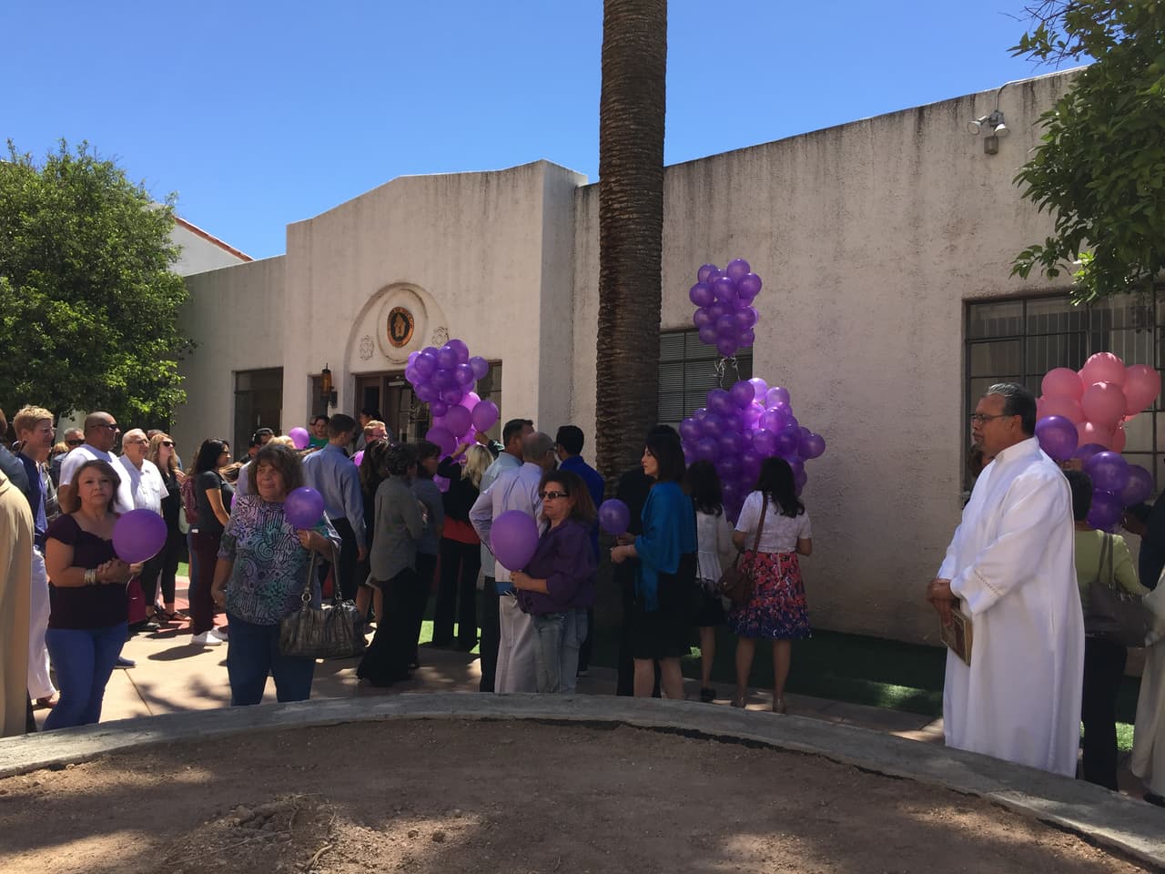 Al salir los asistentes recibieron globos purpura para ser lanzados al aire en honor de la menor.