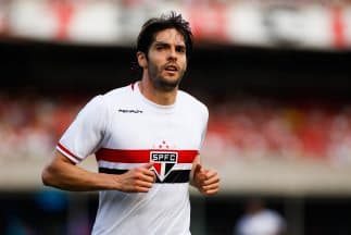 Kaká a centímetros de anotar un gol olímpico