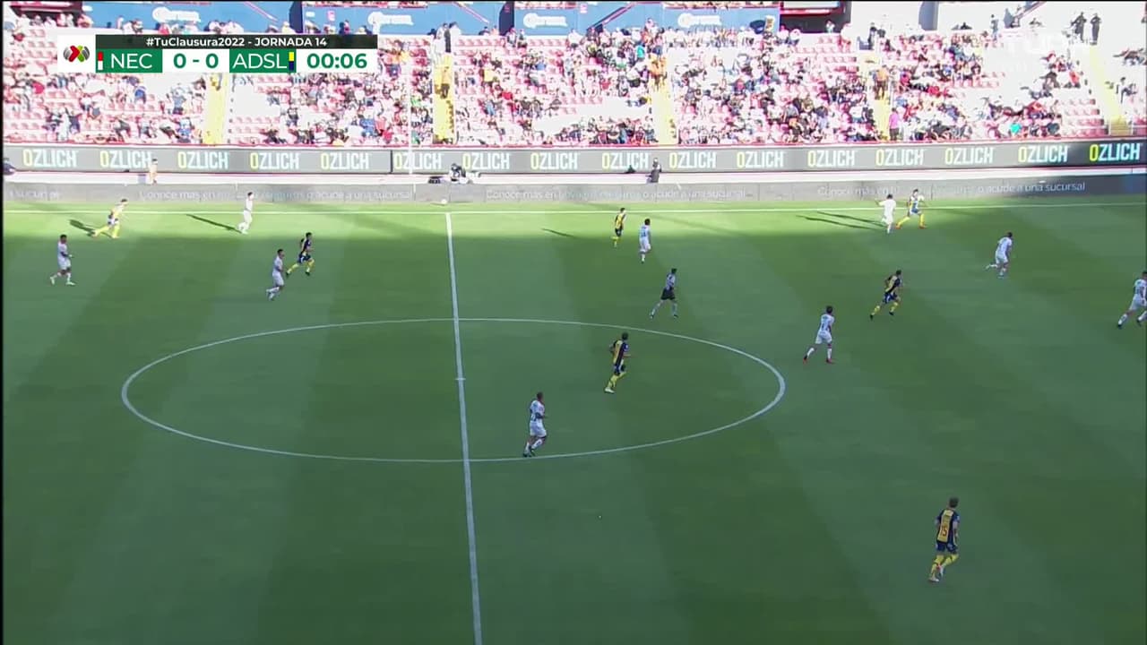 Arranca el partido y la pelota está en juego.
