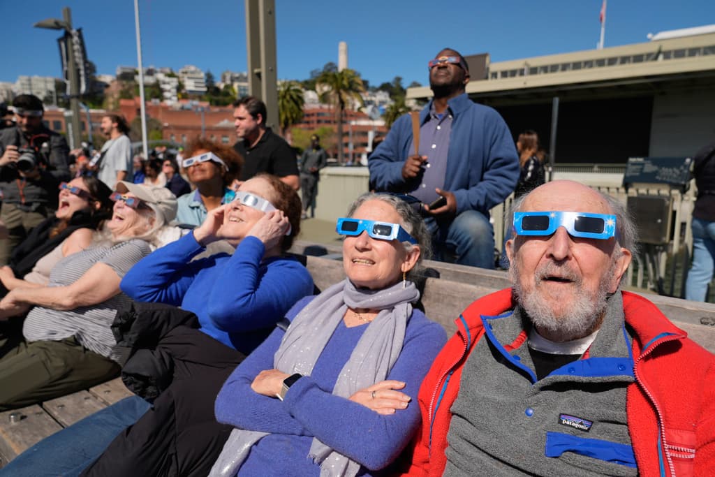 El lunes por la mañana, más de 1.000 personas se congregaron en el Exploratorium de San Francisco para apreciar el eclipse solar parcial. En el Área de la Bahía, los residentes pudieron observar alrededor de un tercio del sol cubierto por la luna. El evento comenzó alrededor de las 10:15 am y duró aproximadamente dos horas.