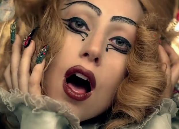 Como quiera que sea, a Gaga le encanta aparecer en poca ropa y presumir los atributos que tanto trabajo le ha costado mantener.