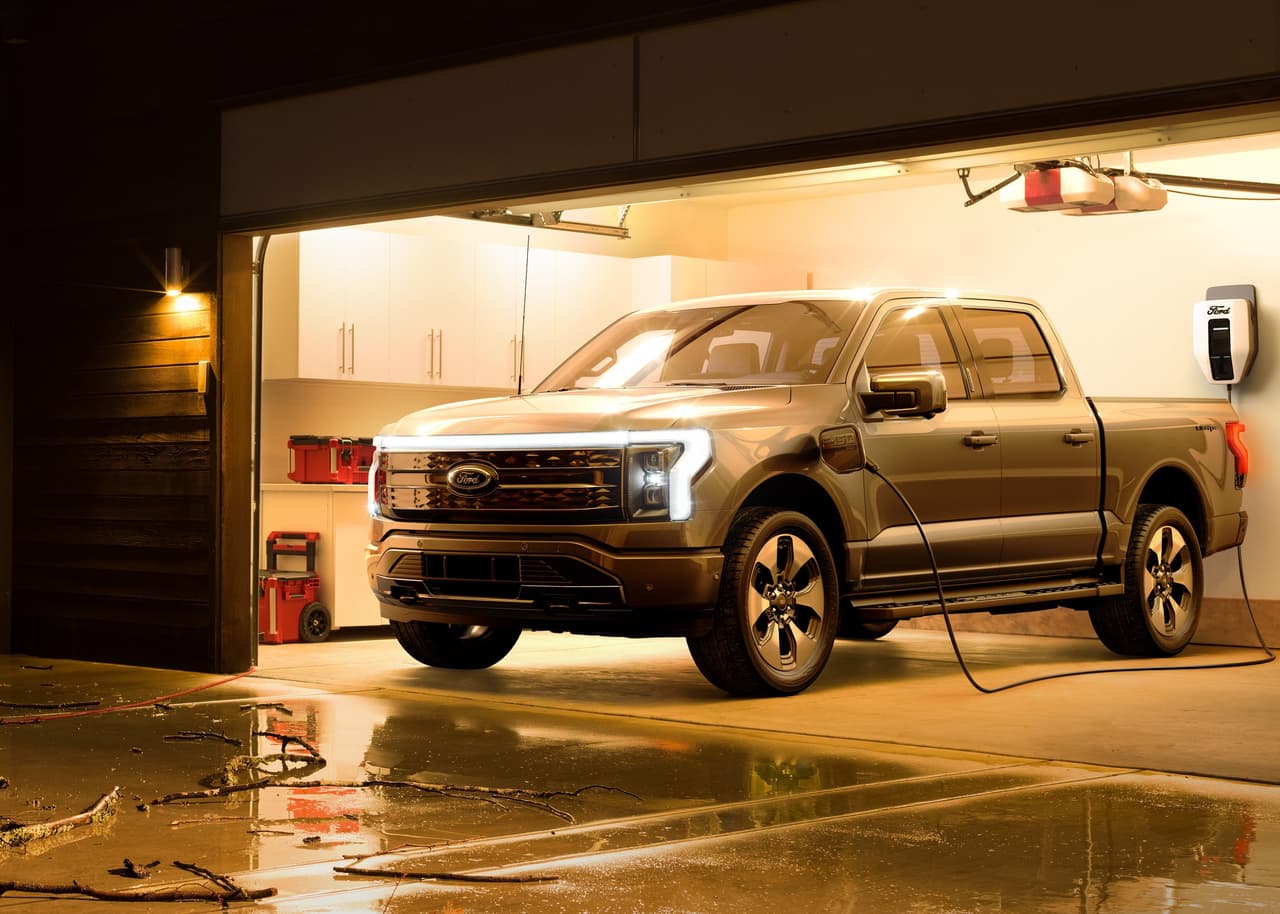 Utiliza un sistema 4x4 que ofrece cuatro modos de manejo seleccionables: Normal, Sport (Deportivo), Off Road (Todoterreno) y Tow/Haul (Remolque). Además, su capacidad de carga útil es de 2,000 libras (907 kgs) en su versión de alcance estándar con ruedas de 18 pulgadas, mientras que su capacidad máxima de remolque es de 10,000 libras (4,536 kgs) para las versiones XLT y Lariat con la batería de alcance extendido y el paquete Max Trailer Tow.