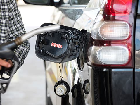 Reduce la velocidad y maneja al límite establecido. En la carretera, la resistencia aerodinámica hace que la economía de combustible disminuya significativamente a medida que las velocidades aumentan por encima de 50 millas por hora.
