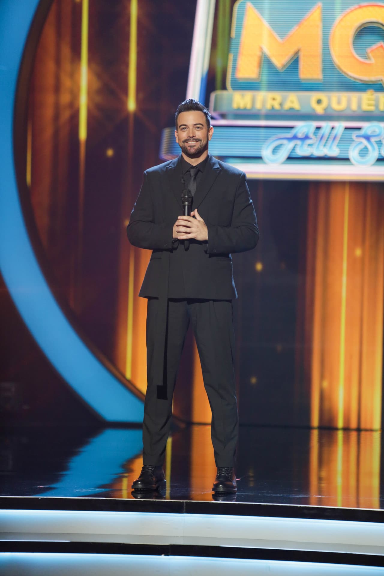 El también actor y cantante optó por vestir de negro de pies a cabeza con un blazer que incluía un listón de lado derecho y colgaba a lo largo de su pantalón.