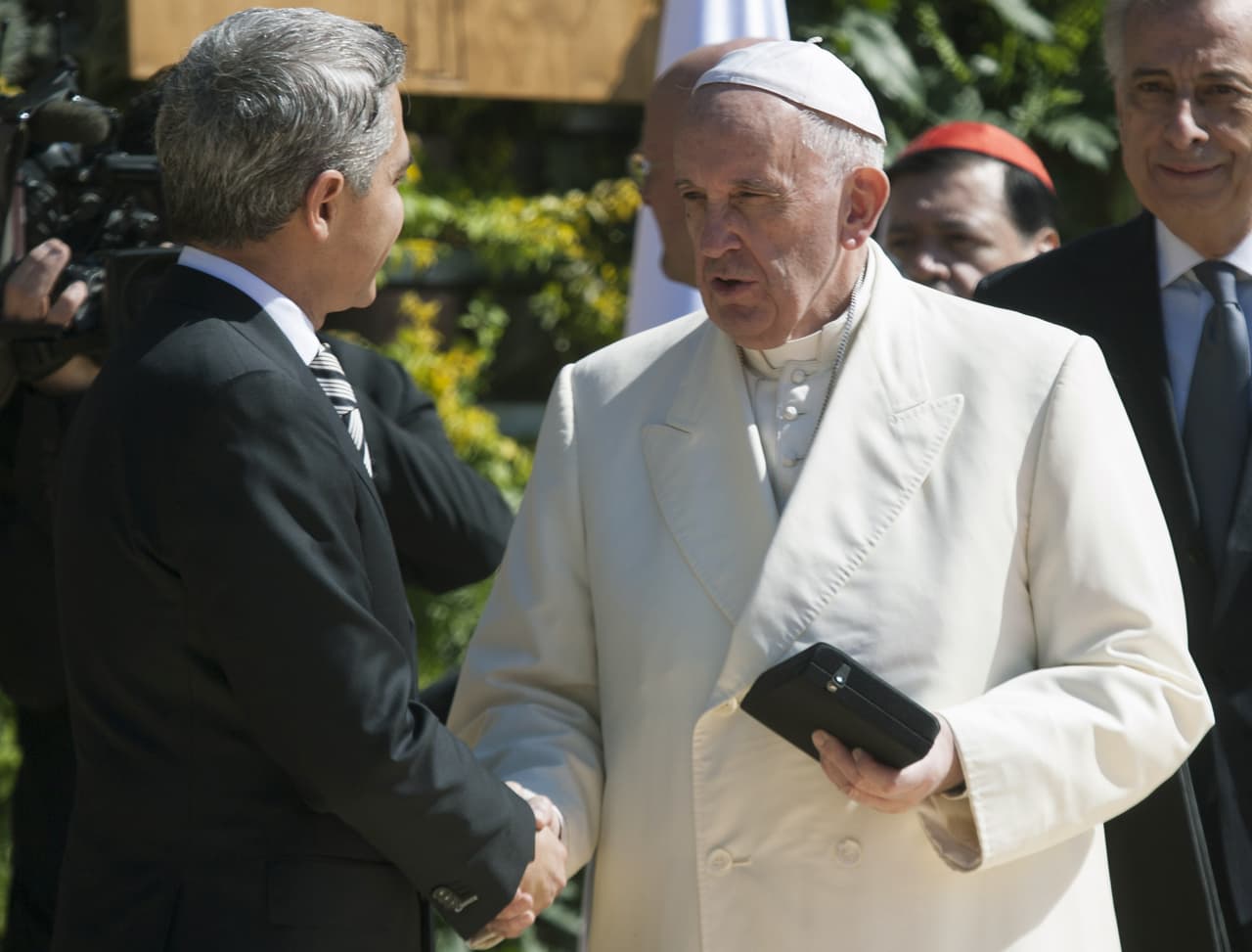 Posteriormente, en la plancha del Zócalo capitalino, el Jefe de Gobierno, Miguel Ángel Mancera, le entregó las llaves de la ciudad y lo nombró huésped distinguido.