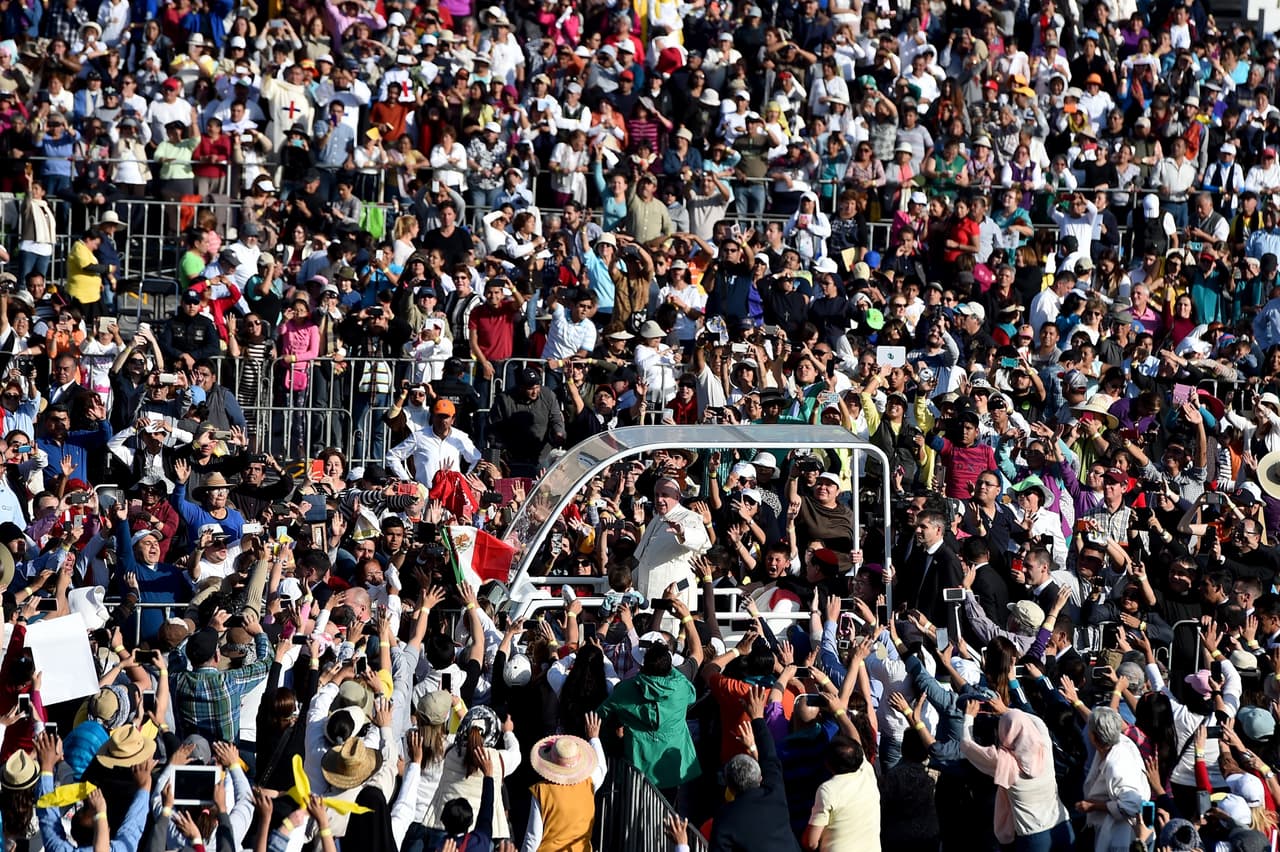 Fue recibido de manera efusiva por cientos de fieles en la casa de la Guadalupana.