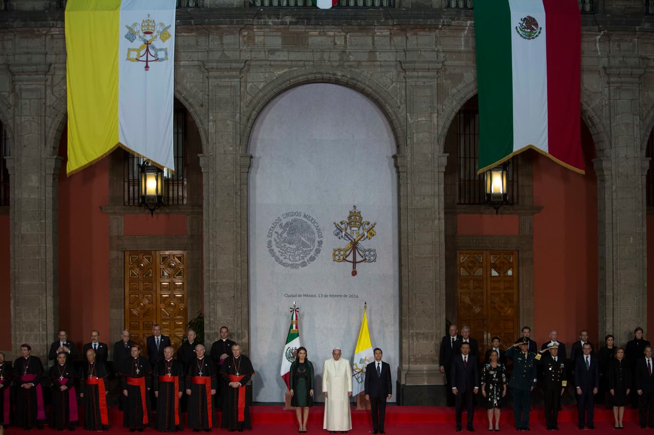 Al siguiente día, sábado, fue recibido con honores en Palacio Nacional, siendo esta la primera vez que un Papa visitaba el emblemático lugar.