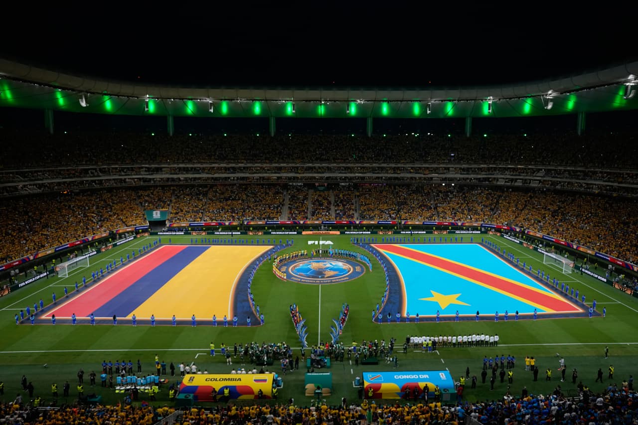 Las banderas de Colombia y el Congo se exhiben en el campo de juego antes del partido de fútbol del Grupo K de la Copa del Mundo entre Colombia y el Congo en Zapopan, cerca de Guadalajara, México, el martes 23 de junio de 2026.