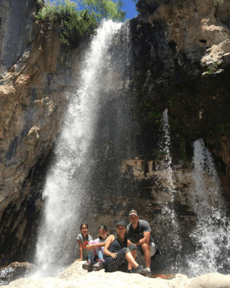 Con esta postal familiar, Karla comparte lo feliz y agradecida que se siente por su vida.