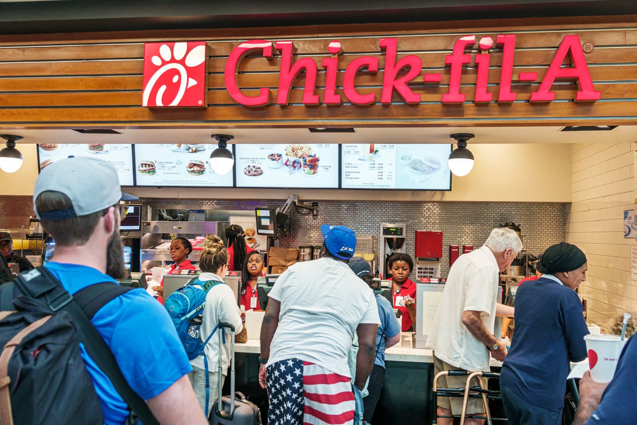 Una sucursal de Chick-fil-A es multada por pagar con comidas a trabajadores y no con efectivo