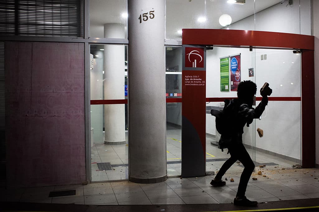 Los manifestantes violentos destrozaron varios locales en Río de Janeiro