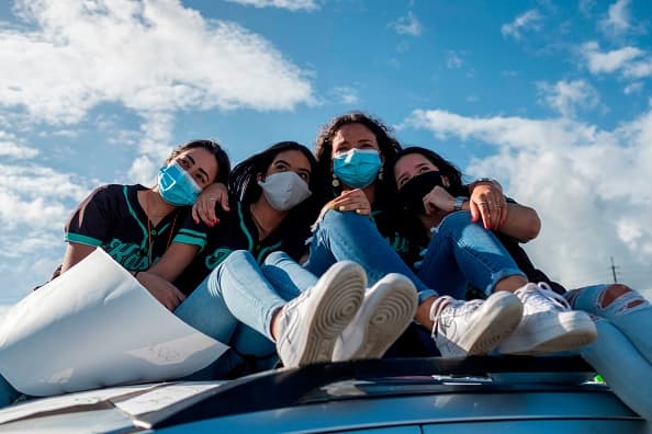 La idea era que cada estudiante permaneciera en su auto para mantener la distancia social, pero no siempre se puede cumplir la norma.