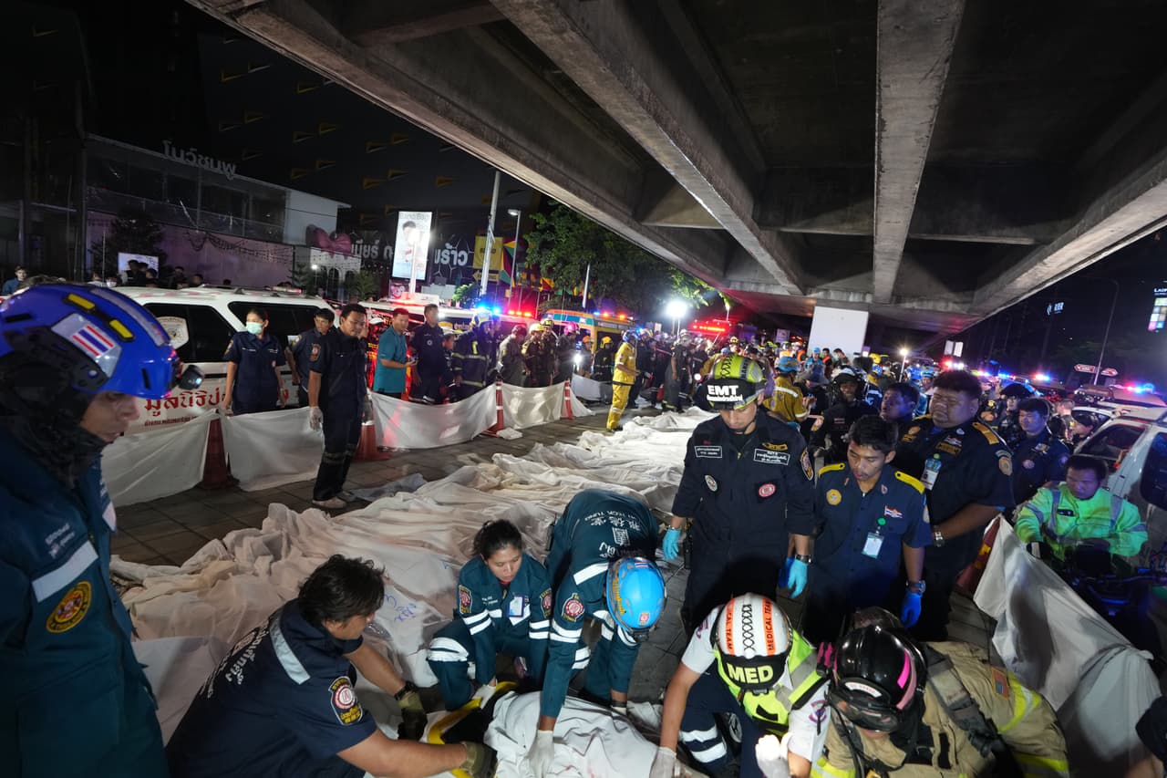 Los cadáveres de las víctimas de un incendio yacen alineados en Bangkok, Tailandia, el lunes 13 de julio de 2026. (Foto AP/Sakchai Lalit)