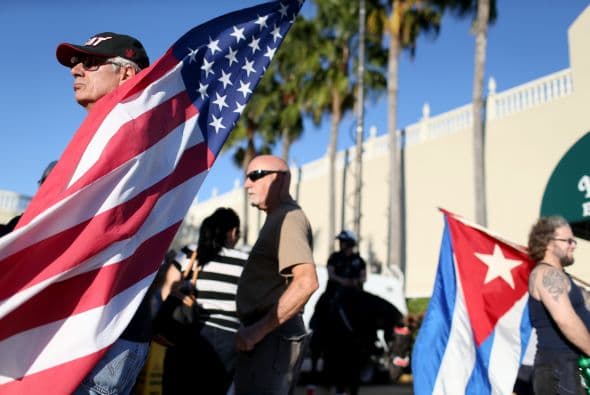Muchos cubanos en Miami se apostaron afuera del restaurante La Pequeña Habana tras conocerse la liberación de Alan Gross.  