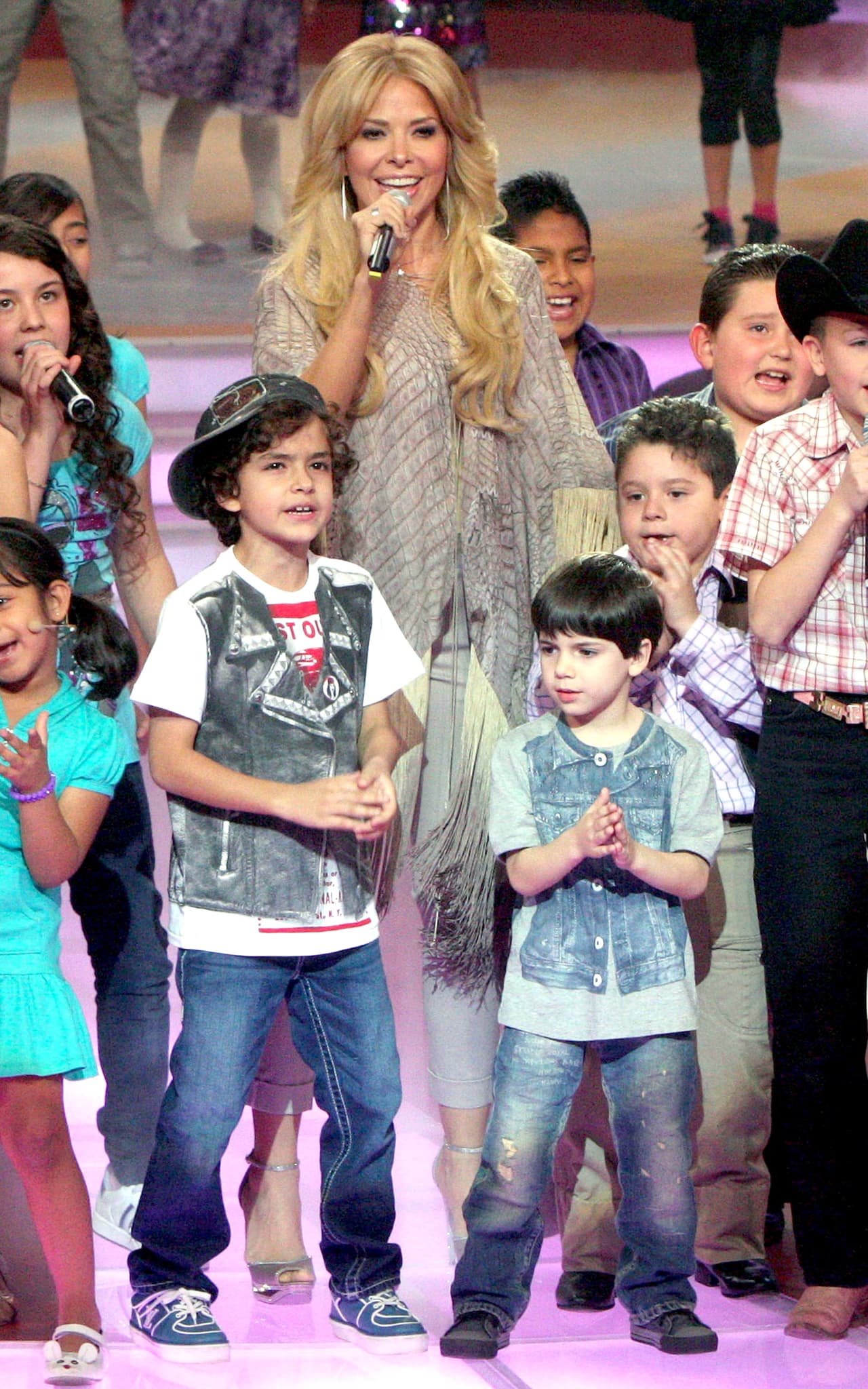 Gloria Trevi no llegó sola al escenario, pues estuvo acompañada por sus hijos Ángel Gabriel y Miguel Armando, que en ese entonces tenían 9 y 5 años respectivamente.