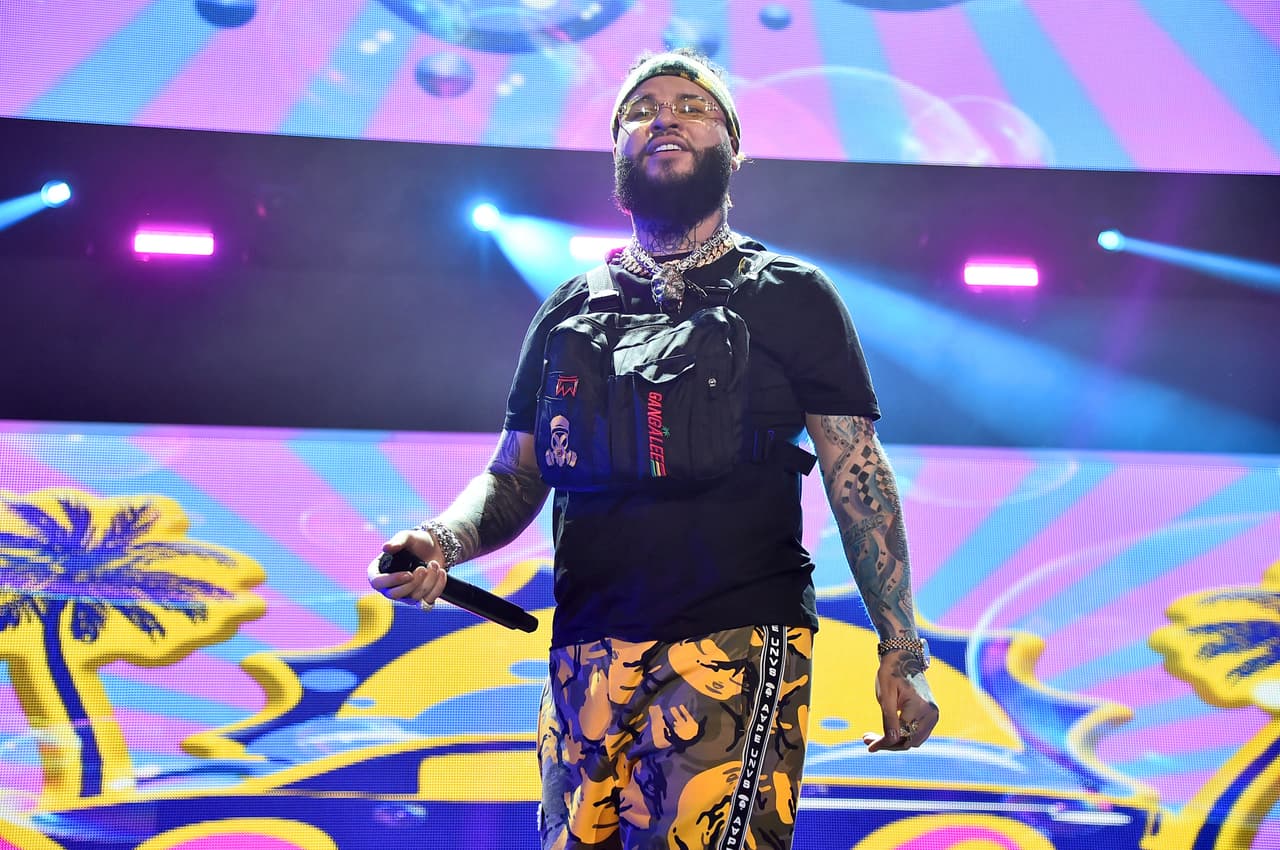 La notificación de su aceptación de culpa fue hecha por el abogado del puertorriqueño, Allan Rivera Fernández, quien presentó ante el juez federal Gustavo Gelpí una moción para modificar la declaración inicial del cantante, luego de una negociación con la fiscalía federal.
<br>