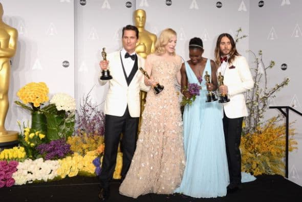 El actor Mathew McConaughey, la actriz Cate Blanchett, la actriz Lupita Nyongo´o y el actor Jared Jeto, mejores primeros actores y actores de reparto en los "scar de 2014.