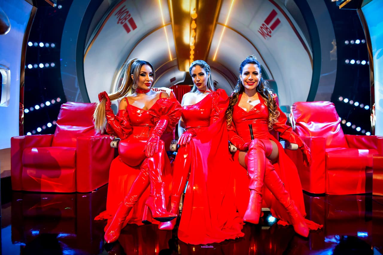 Con un ‘look’ seductivamente espectacular y de color rojo, la locutora y sus compa˜˜˜˜ñeros tuvieron a todos los televidentes sintonizados a Univision.