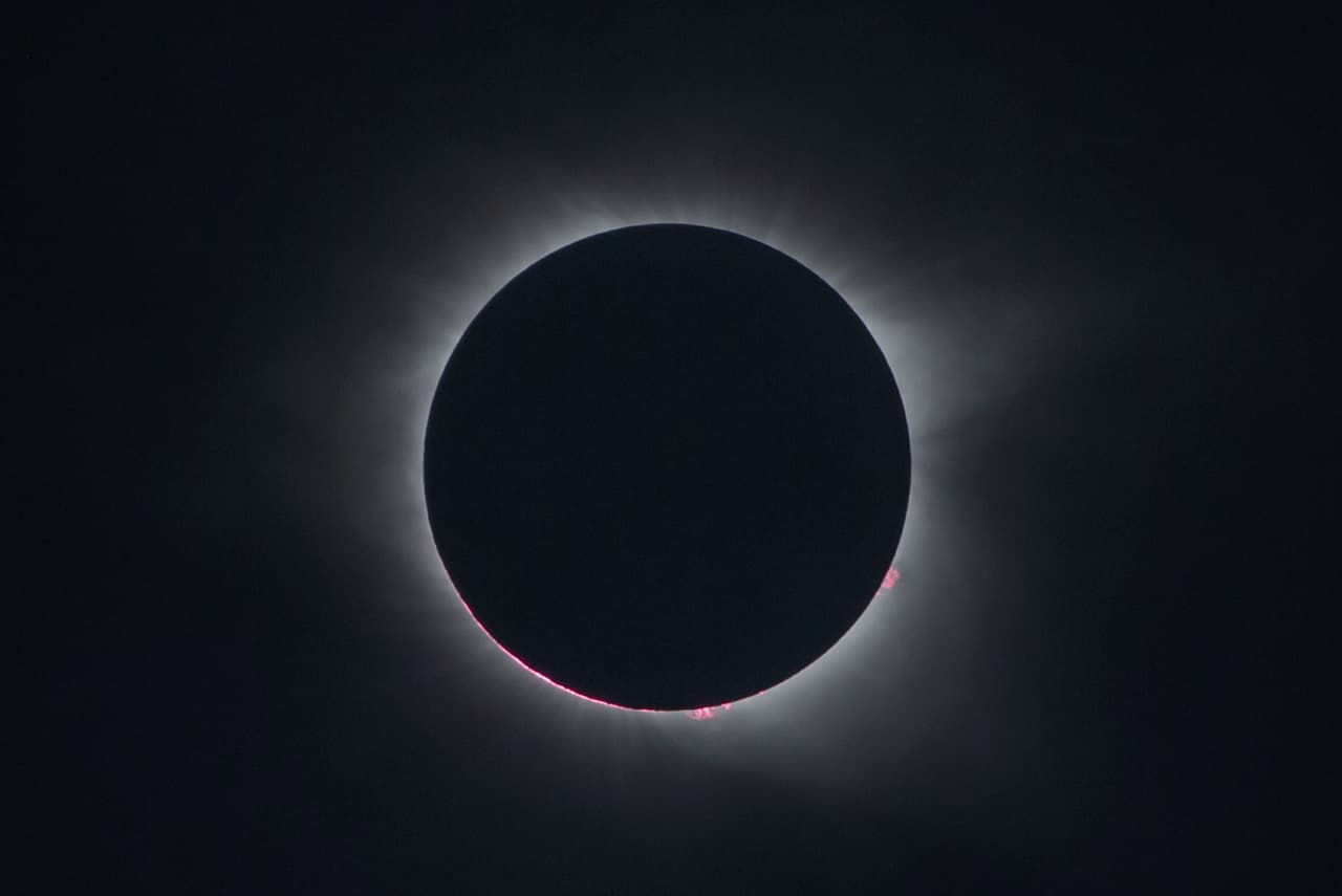 <b><u>Tercer eclipse del 2018, de Sol, en Cáncer el 13 de julio</u></b>
<br>Julio 13 eclipse parcial de Sol en el signo de Cáncer y sus impactos serán en los signos del elemento agua como Cáncer, Escorpión y Piscis. Observa que en ese mes el signo que está rigiendo es Cáncer y el eclipse ocurre en ese signo lo cual marcará un “antes y un después” para los nativos del elemento agua, pues nada volverá a ser igual una vez que tomes las importantes decisiones que vas a tomar en esos días.