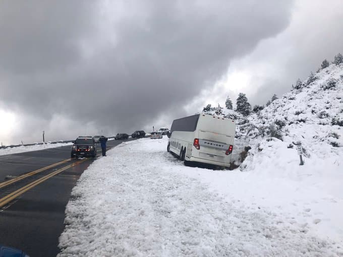 Y al mismo tiempo piden a los conductores estar muy alerta de las condiciones de las vías y traer en sus viajes cadenas para sus neumáticos.
