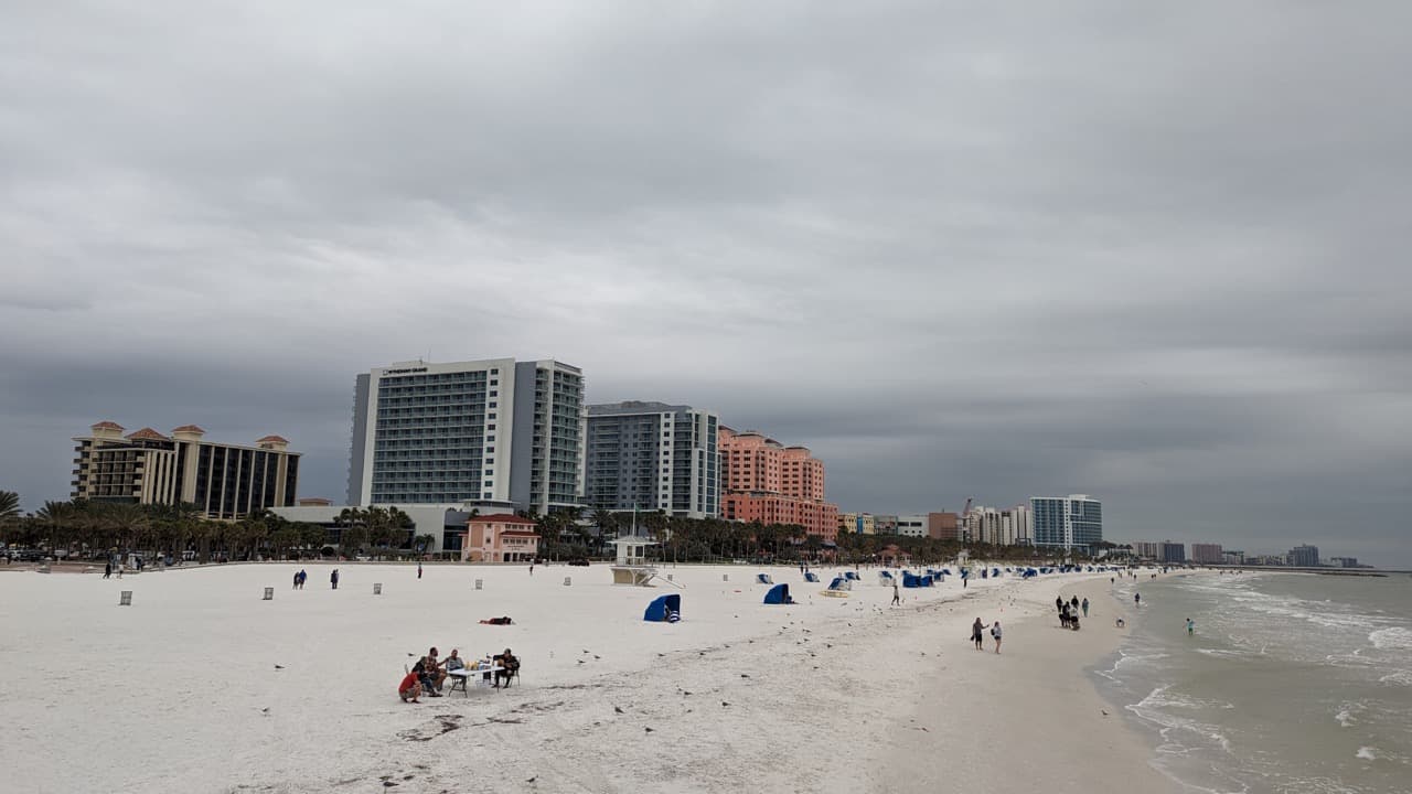 Desde el muelle 60 se pueden observar los hoteles y condominios de Clearwater Beach.