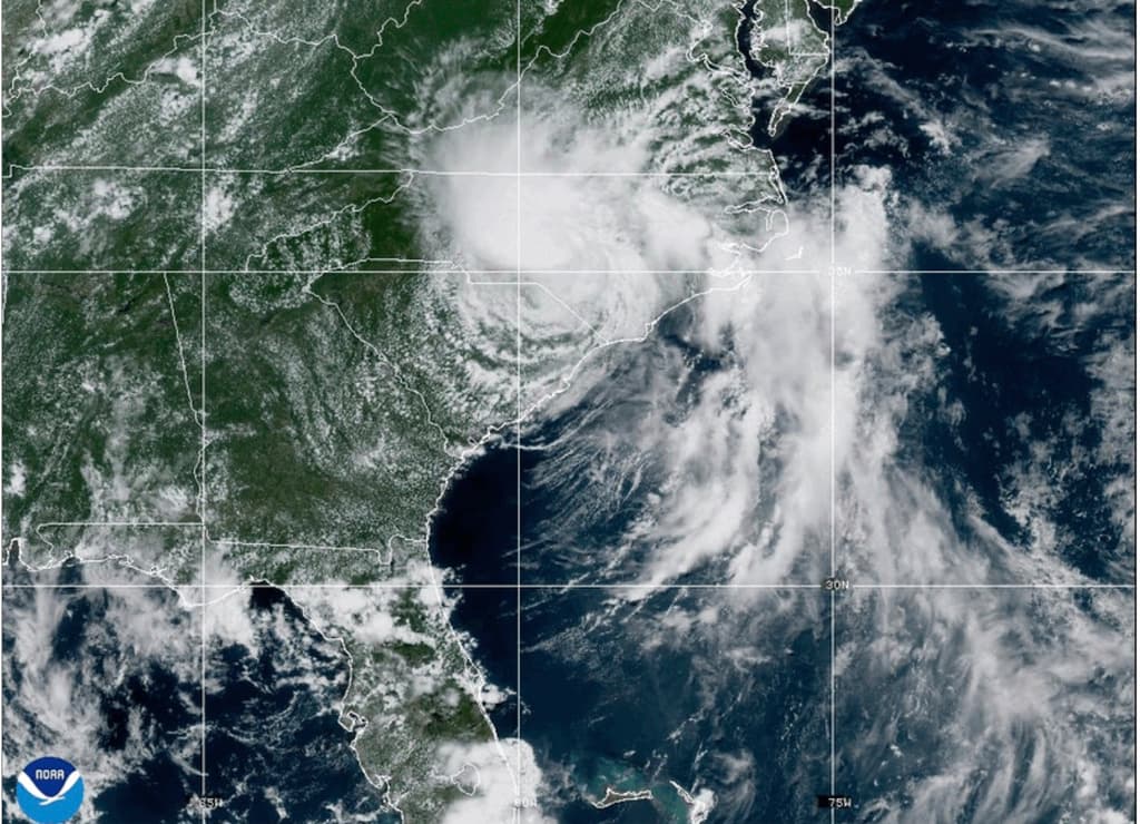 Esta imagen satelital, provista por la Administración Nacional Oceánica y Atmosférica (NOAA), muestra los remanentes de la tormenta tropical Chantal, degradada a depresión tropical el domingo 6 de julio, cuando impactó al centro de Carolina del Norte. El debilitado sistema provocó inundaciones, cuatro tornados y 
<b><a href="https://www.univision.com/local/north-carolina-wuvc/una-mujer-de-la-tercera-edad-muere-atrapada-en-su-auto-en-las-inundaciones-de-carolina-del-norte-video" target="_blank">al menos tres muertes</a></b>, declararon este martes las autoridades.