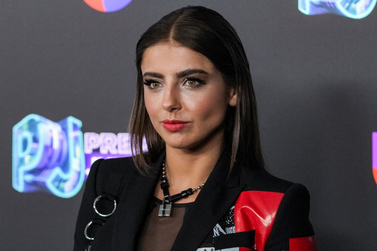 Michel Renaud muy seria a su paso por la alfombra de Premios Juventud.