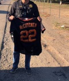 Cuando oficiales detuvieron a Hernández, ella llevaba puesta una playera deportiva que se le había caído a uno de los oficiales durante la persecución.