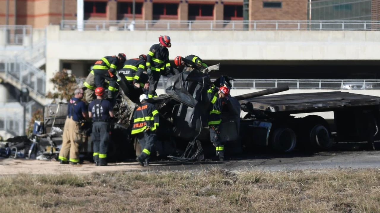 Una volcadura en la I-35 y la 410 en San Antonio movilizó a las autoridades, ante el reporte de una persona atrapada dentro del vehículo.