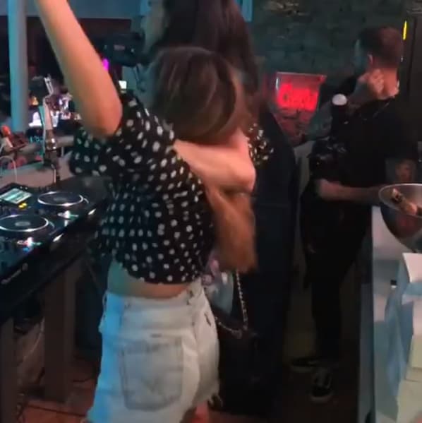 En las pasadas vacaciones familiares en la isla de Mykonos, Mia cumplió su sueño al conocer a Steve Aoki: "Se le cumplió el sueño a Mia de bailar con el DJ más famoso @steveaoki en la discoteca más importante de Europa @cavoparadisoclub", escribió el Gordo.