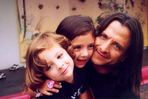 Un infarto masivo de miocardio le arrebató la vida al actor Eduardo Palomo a los 41 años de edad, mientras se encontraba en una cena con varios amigos, entre ellos el director Sergio Arau y el actor Edward James Olmos.