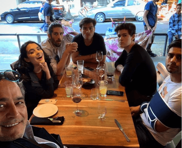 Omar Fierro se declaró un amante de la vida en familia: “Soy muy feliz con mis seis hijos (cuatro propios y dos de su última pareja). Los adoro, son los pilares de mi vida. Si no los tuviera, no me pararía a trabajar todos los días”.