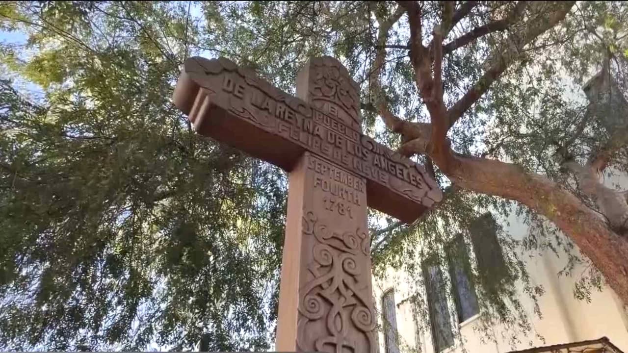 Posible remoción de una cruz genera controversia en la Placita Olvera