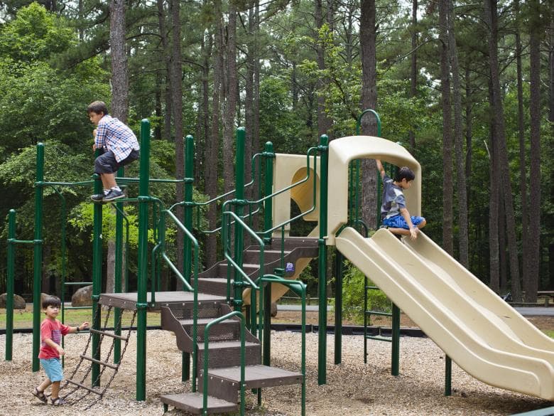 <b>Fort Yargo State Park (210 S. Broad St. Winder)</b>. Ubicado entre Atlanta y Athens, Fort Yargo State Park cuenta con una amplia variedad de actividades para toda la familia. Disfruta de la serenidad boscosa de un parque infantil clásico y luego prueba algo nuevo con el campo de golf de disco del parque. Incluso hay una gran playa para nadar para refrescarse después de un día de diversión.