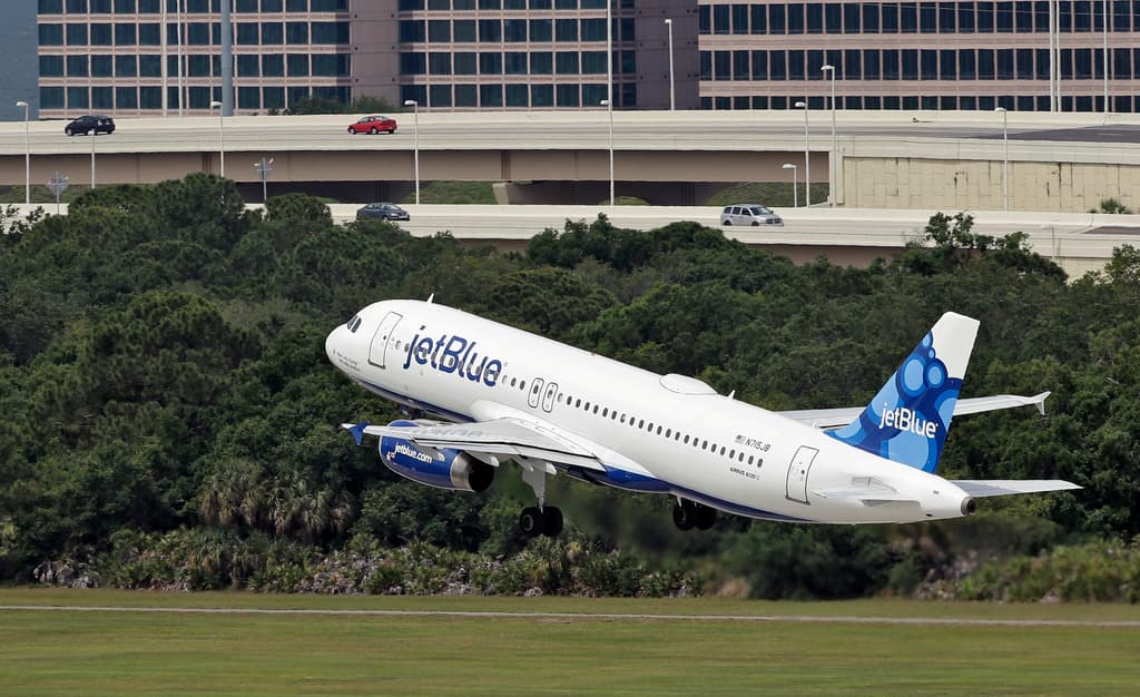 Autoridad aérea de EEUU deja en tierra brevemente todos los aviones de JetBlue