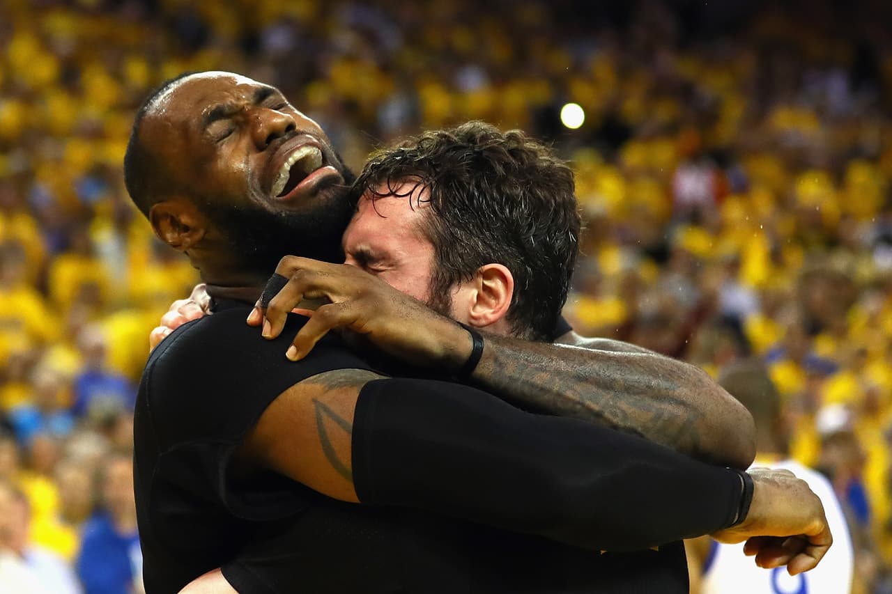 Y cómo no cerrar con la emoción de LeBron James al obtener su primer título de NBA con los Cleveland Cavaliers, el equipo que lo vio nacer y al hacerlo luego de remontar un desventaja de 1-3 para coronarse campeón. Vibrante.